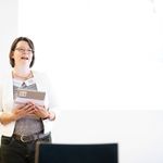 Frau Schallschmidt-Mietzsch präsentiert den JAADE-Verbund