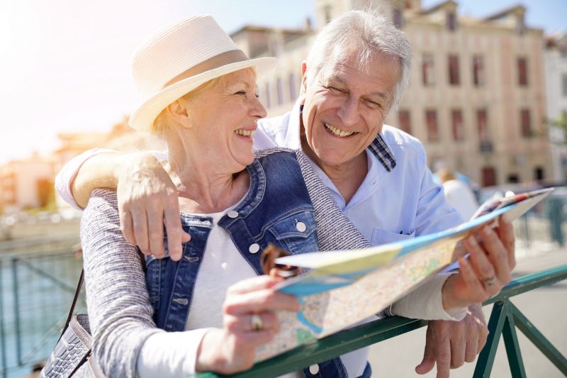 Steuerberatung für Rentner, Rentner-Ehepaar mit Stadtplan auf Reisen